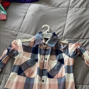 Women’s plaid button up shirt